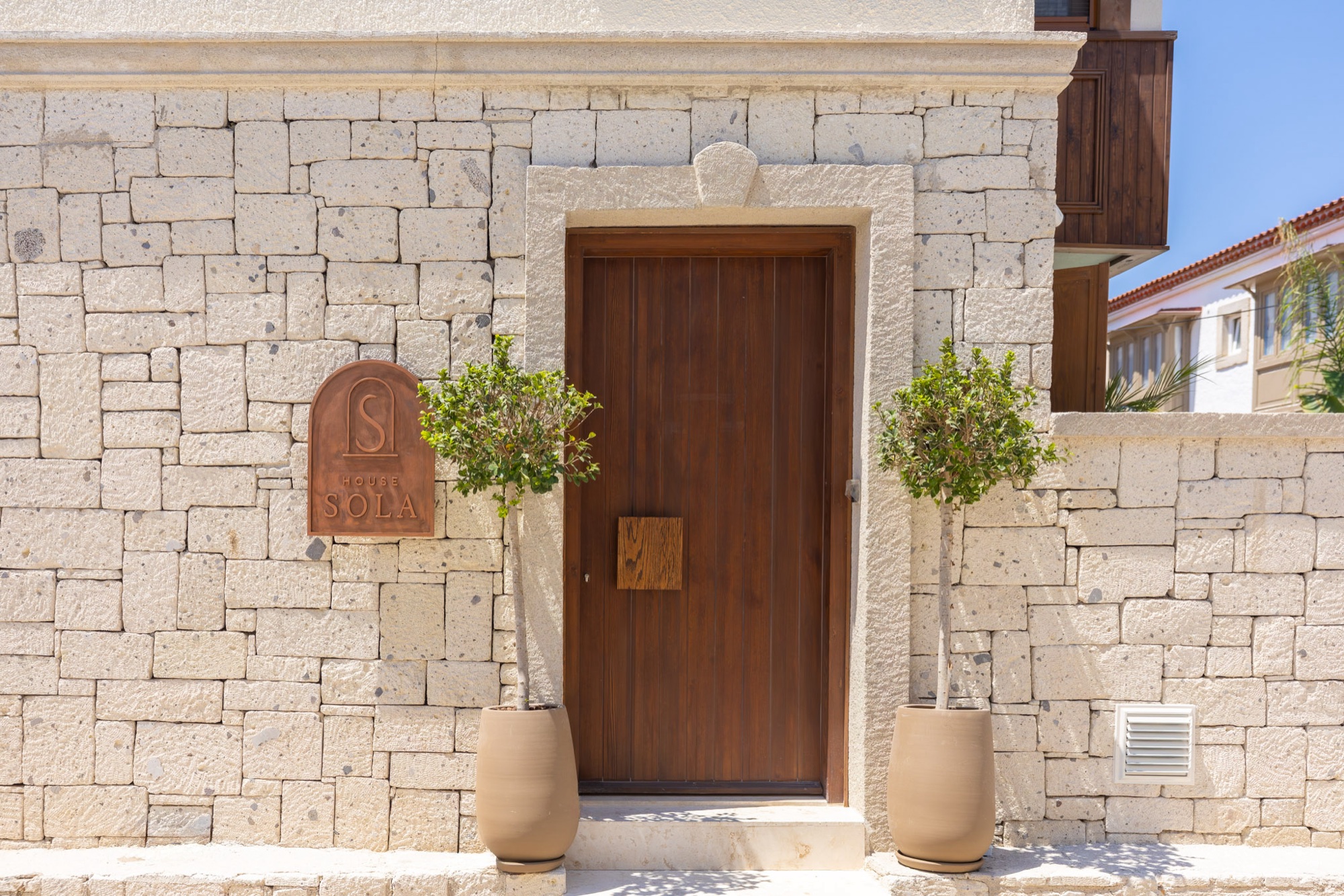 House Sola giriş ve tabela detayı